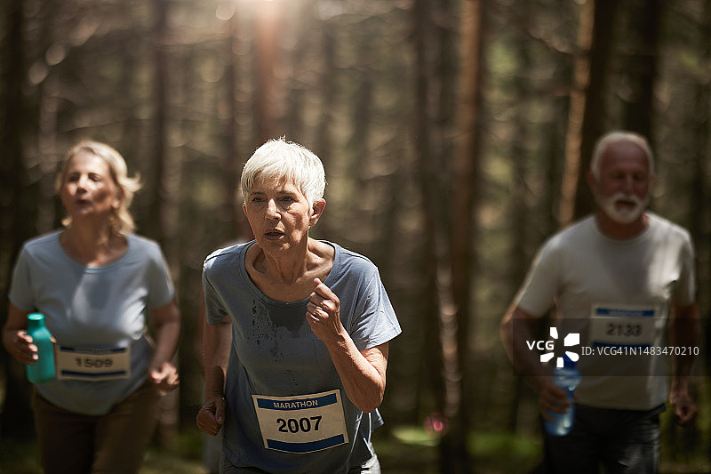 积极的老年人在大自然中跑马拉松图片素材