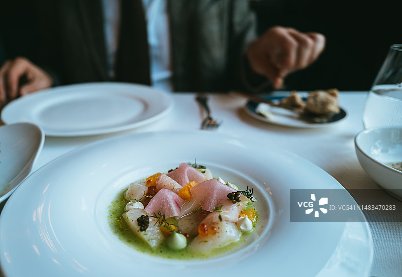 在高级餐厅庆祝生日图片素材