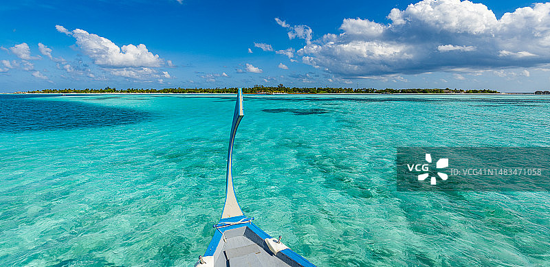 热带海湾的木制帆船，马尔代夫多尼船图片素材