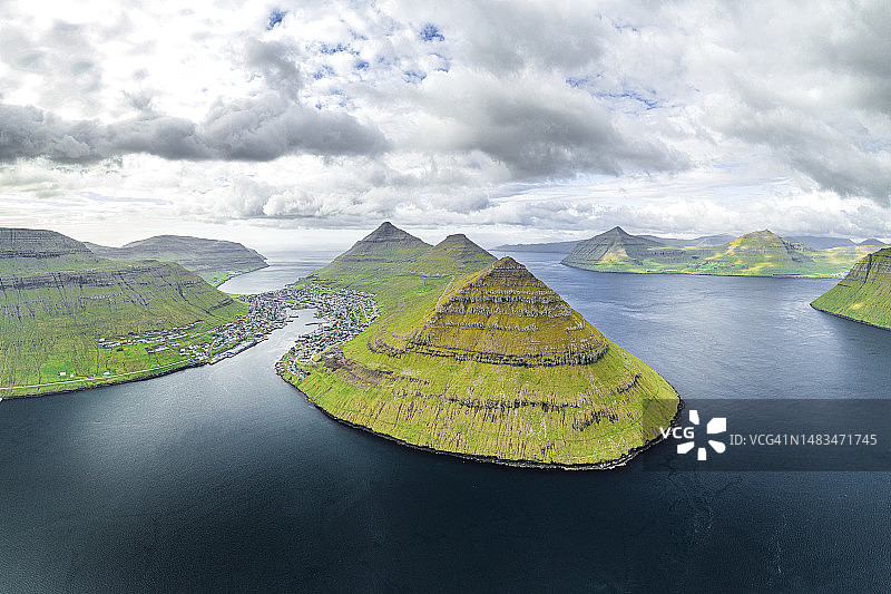 峡湾悬崖上空的云层航拍图片素材