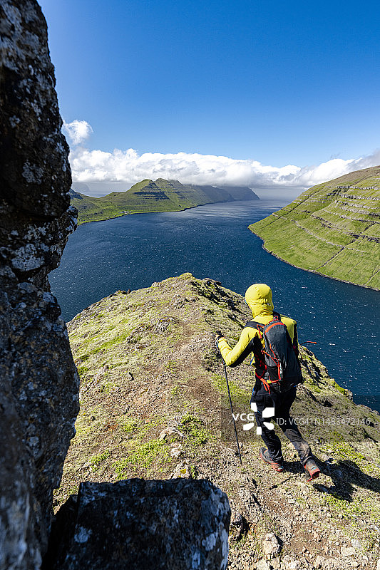 徒步者走向海洋之上的山峰图片素材
