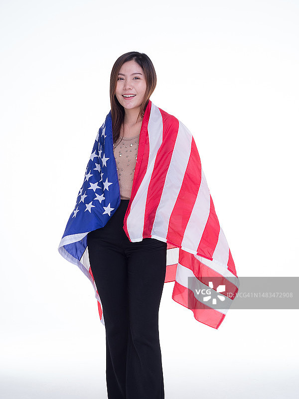 在白色背景上覆盖美国国旗的年轻女子肖像图片素材