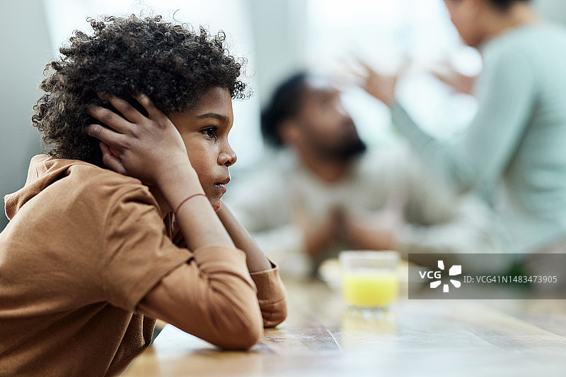 我不想听他们争吵！图片素材