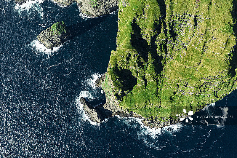 海浪拍打悬崖的鸟瞰图图片素材