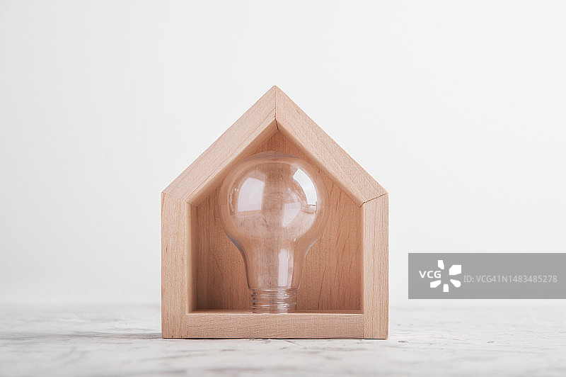 房子内部的灯泡。电力能源、商业创意、生态、贷款、抵押、财产或家居概念。环保住宅，环境保护图片素材