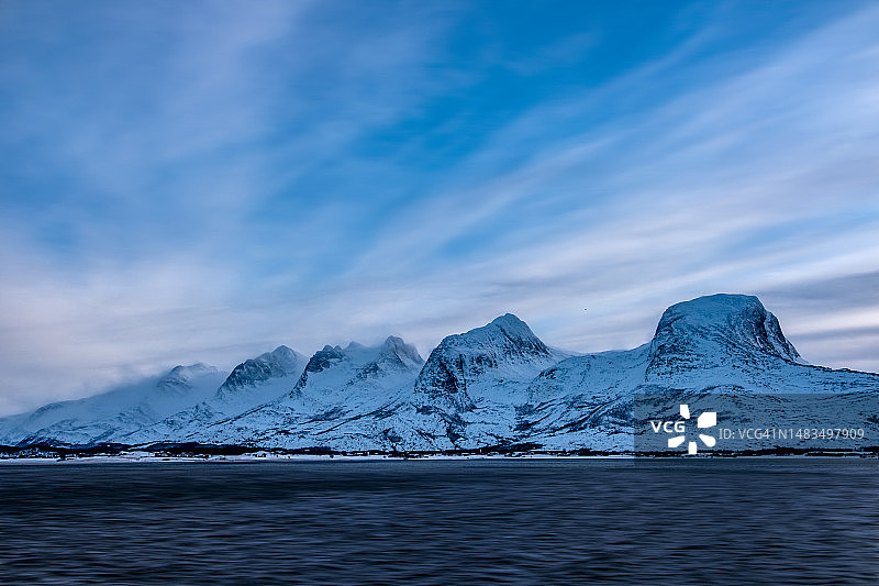 挪威诺尔兰郡蓝色时段的雪山山脉图片素材