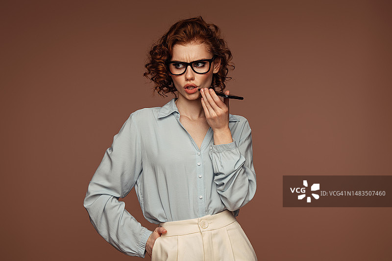 使用手机的美丽动情女人图片素材