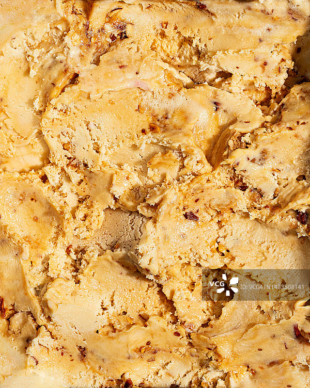 焦糖冰淇淋与坚果碎屑的纹理背景完整画面图片素材