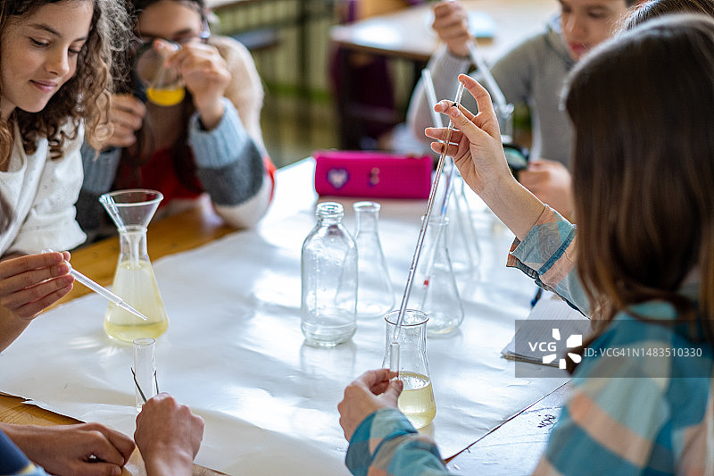 孩子们在学校做实验图片素材