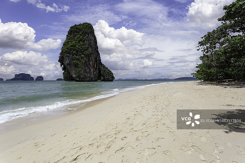 瑞莱海滩：热带岛屿上的天堂海滩与蓝天图片素材