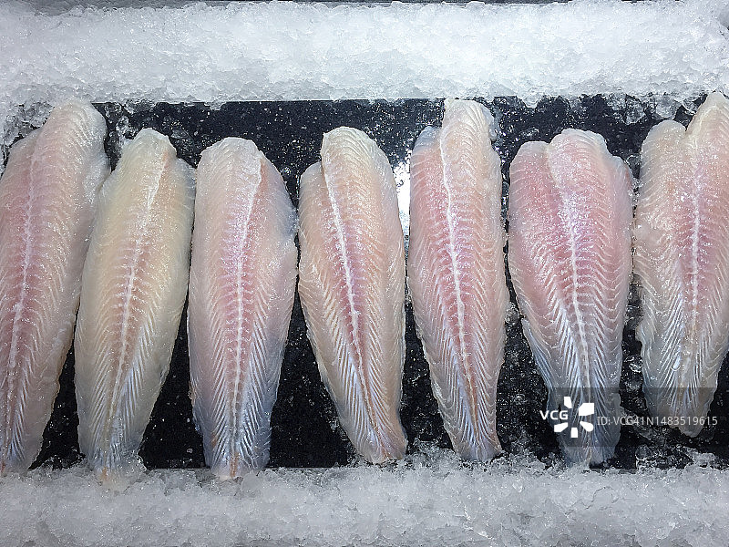 超市里的巴沙鱼片图片素材