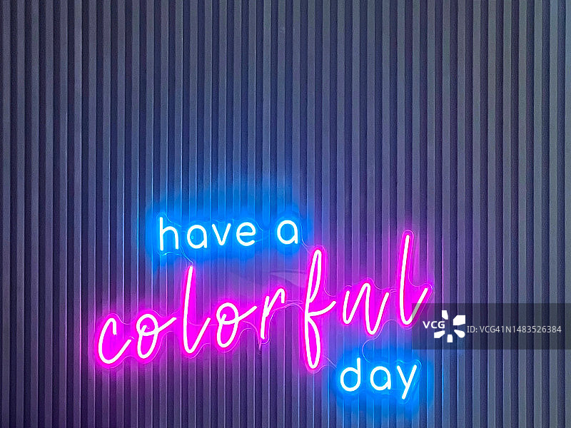 木条墙上的彩色霓虹灯图片素材