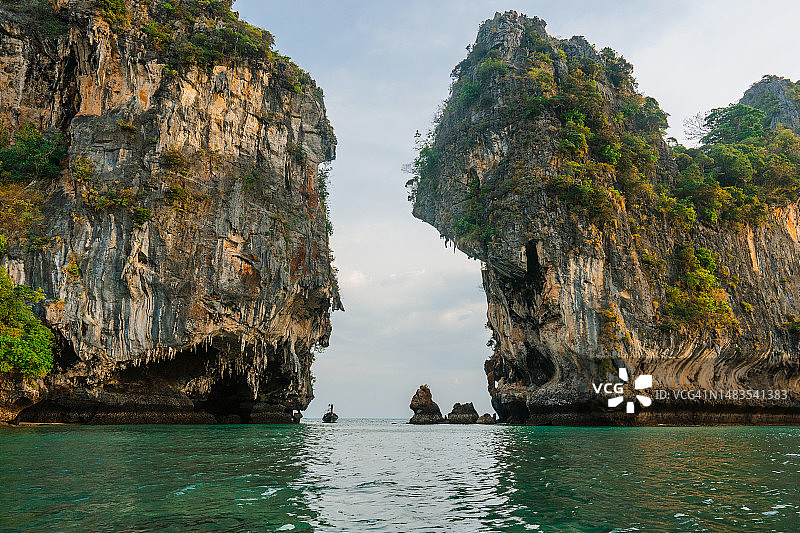 莱利海滩上的泰国出租船图片素材
