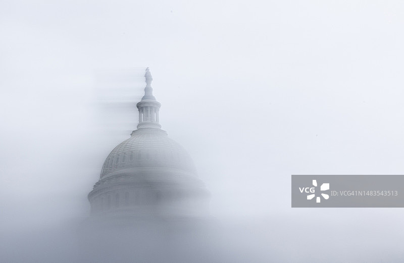 笼罩在蒸汽中的美国国会大厦图片素材