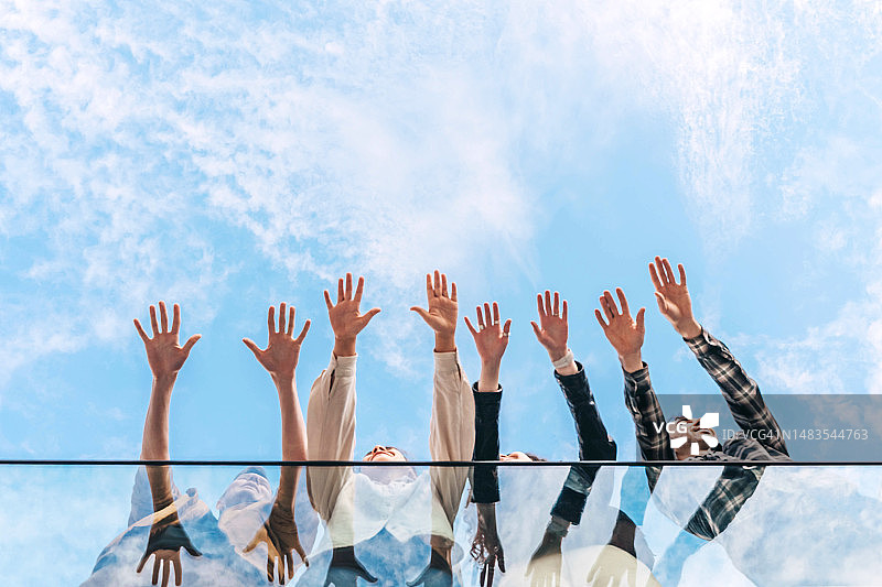 许多人手指向天空，留白图片素材