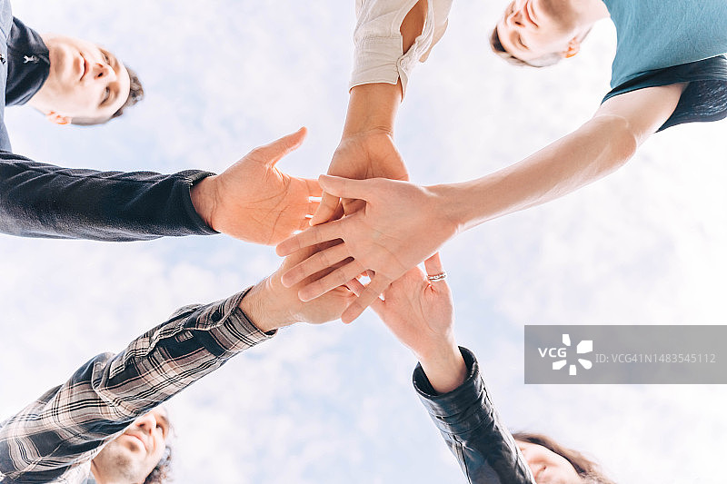 指向天空的众多手，团队合作的象征图片素材
