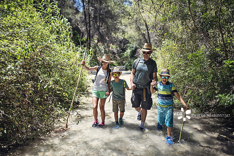 幸福家庭在安达卢西亚山脉溪流中徒步旅行图片素材