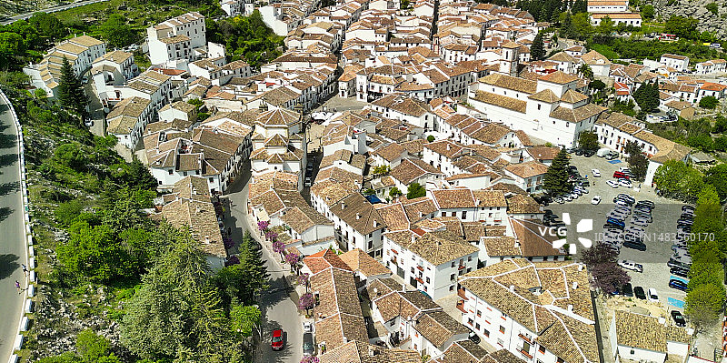 格拉扎莱马，安达卢西亚。粉刷过的房屋，带有锈色瓦屋顶和锻铁窗栏的鸟瞰图图片素材