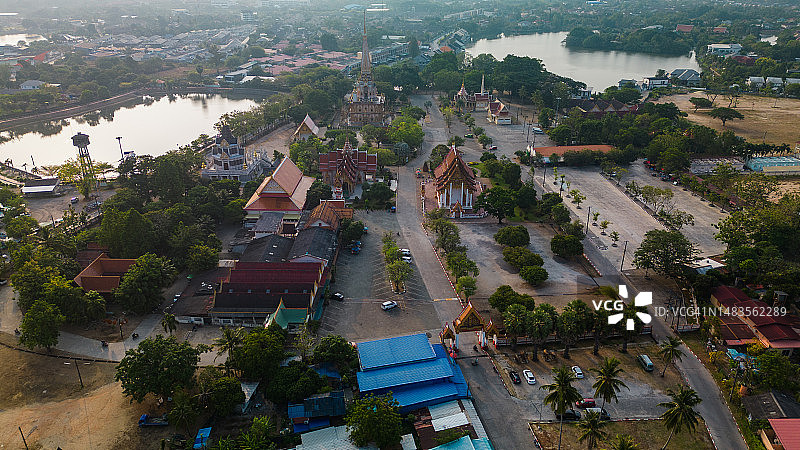 泰国普吉查龙寺或柴塔拉兰寺的航拍，可以看到所有的寺庙和宝塔。许多游客喜欢来这里朝拜佛像并拍照图片素材