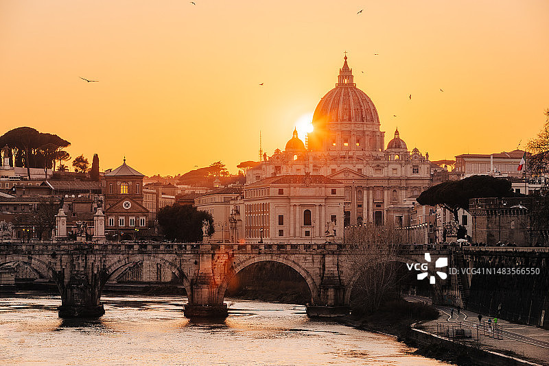 日落时分的罗马天际线和台伯河，意大利图片素材
