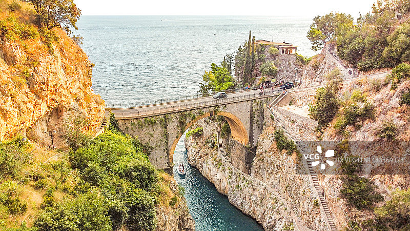 意大利坎帕尼亚萨莱诺阿马尔菲海岸富罗雷峡湾石桥和小镇航拍图片素材