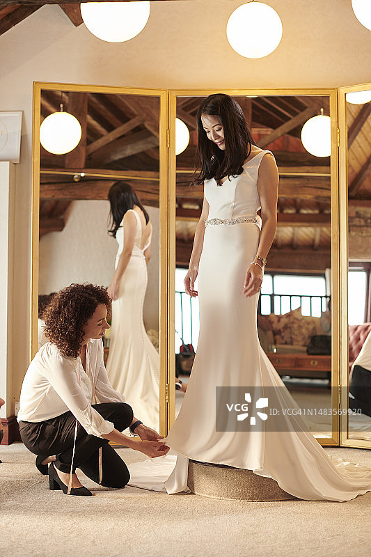 婚纱试穿图片素材