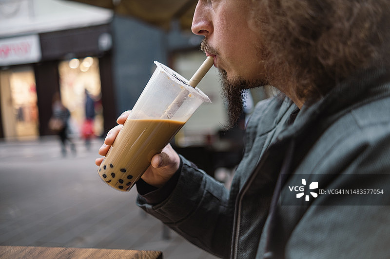 第一次约会时喝珍珠奶茶图片素材