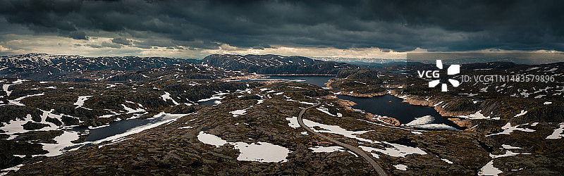 挪威吕瑟峡湾的公路风光，罗加兰郡的湖泊与白雪图片素材