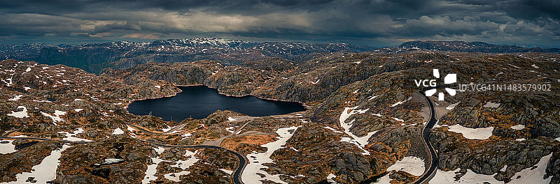 挪威吕瑟峡湾的公路风光，罗加兰郡的湖泊与白雪图片素材