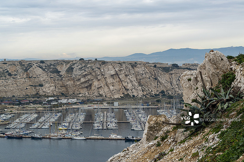法国马赛弗留利群岛山间河流高角度景观图片素材