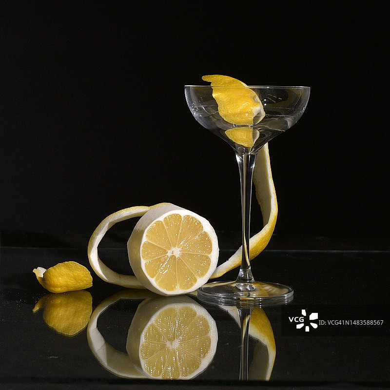 黑色背景下桌子上带饮料的柠檬片特写，爱沙尼亚图片素材