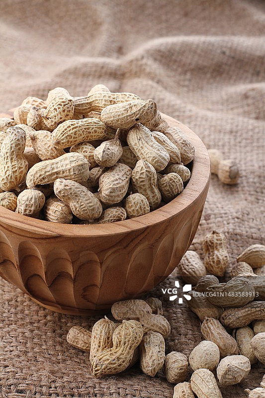 桌上的花生特写图片素材