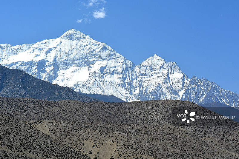 尼尔吉里山7061米和图库切峰6920米，马尔法，木斯塘，尼泊尔图片素材
