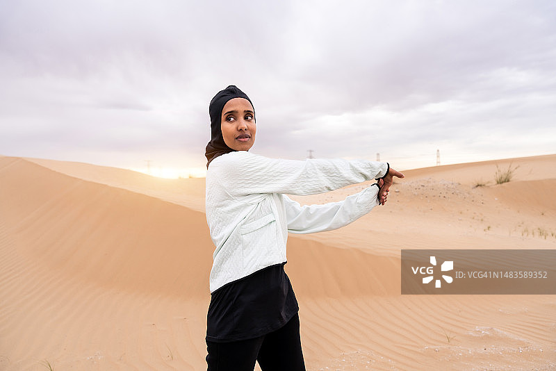 美丽的阿拉伯运动妇女戴着头巾在户外训练，阿拉伯联合酋长国图片素材