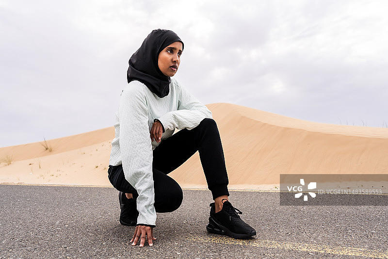 美丽的阿拉伯运动妇女戴着头巾在户外训练，阿拉伯联合酋长国图片素材