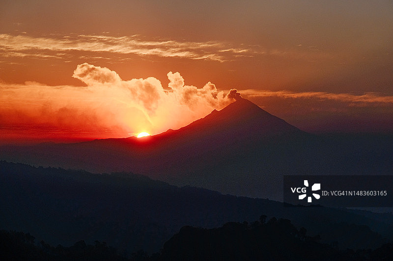 黎明时分的波波卡特佩特火山图片素材