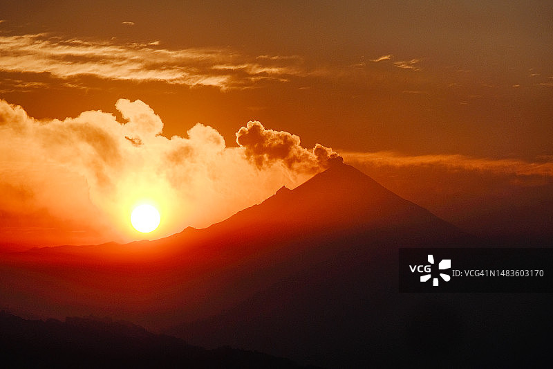 黎明时分的波波卡特佩特火山图片素材