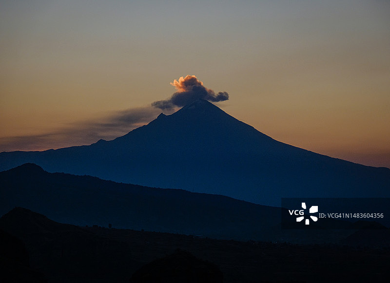 黎明时分的波波卡特佩特火山图片素材