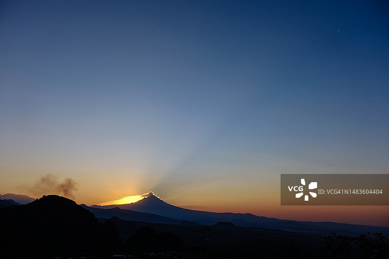 黎明时分的波波卡特佩特火山图片素材