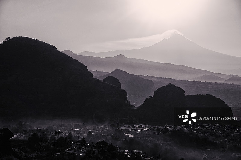 火山景观中的村庄图片素材