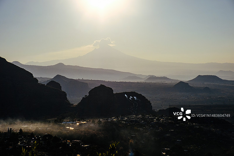 火山景观中的村庄图片素材