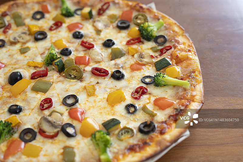 印度北阿坎德邦德拉敦桌上披萨特写图片素材