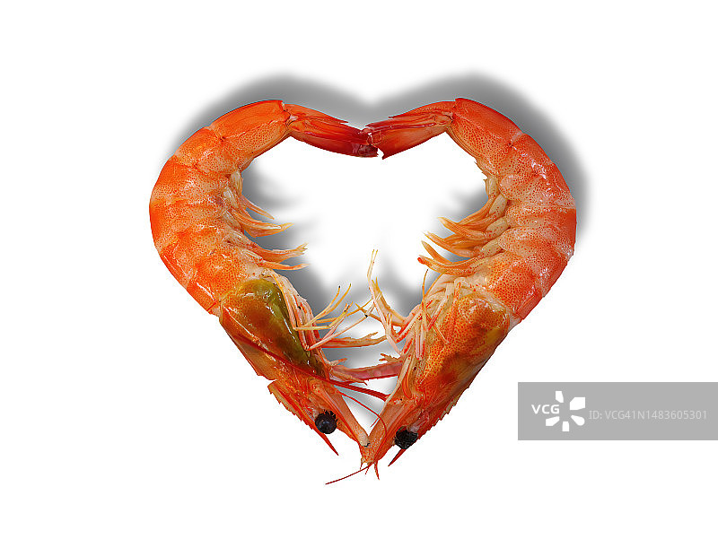 特写：白色背景上的心形蒸虾图片素材