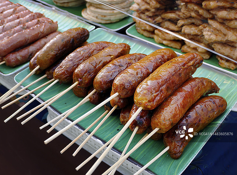 泰式小吃：东北部传统泰式猪肉米肠（伊善香肠），搭配烤肉图片素材