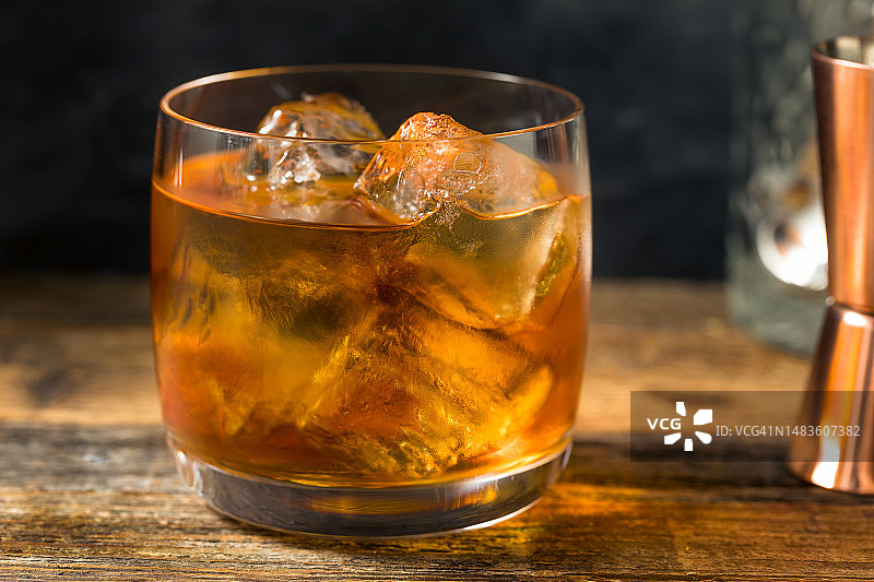 美国桌上玻璃杯中威士忌特写图片素材