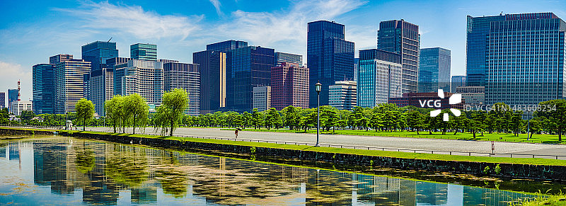 由建筑物映衬天空的湖景图片素材
