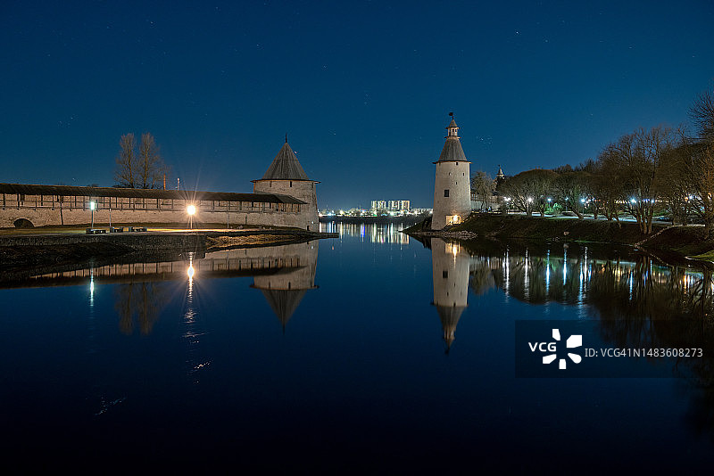 俄罗斯普斯科夫克里姆林宫春夜景色图片素材