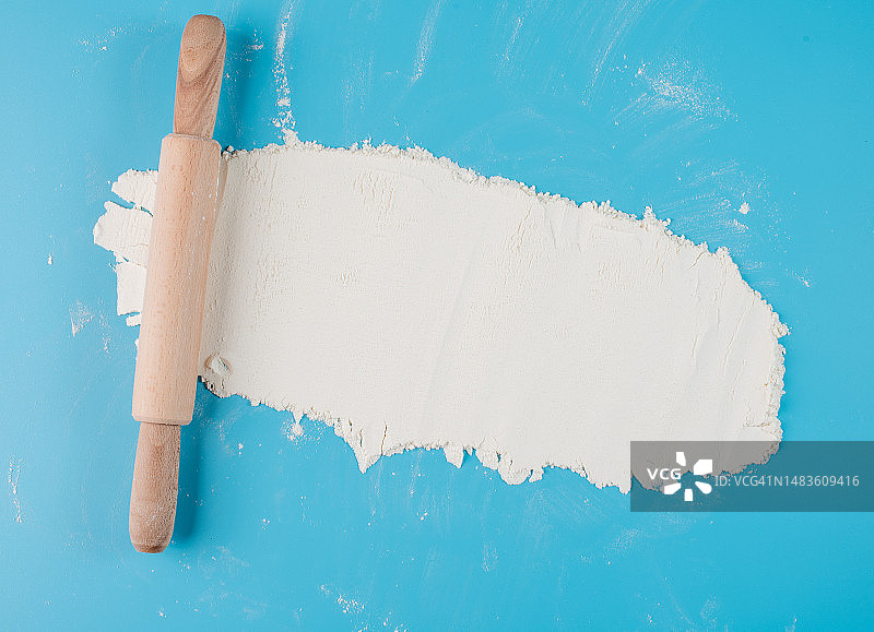 蓝色背景上的滚筒刷（罗马尼亚）图片素材