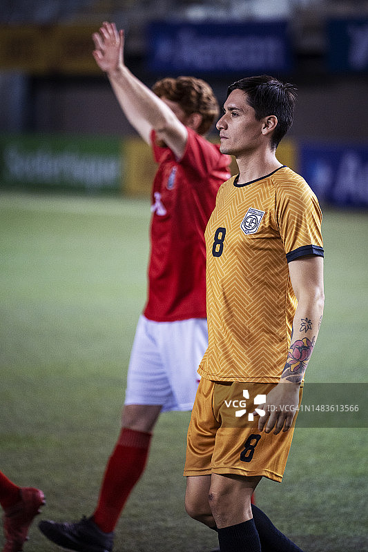 重要的比赛前，专业足球对手一同走进球场图片素材