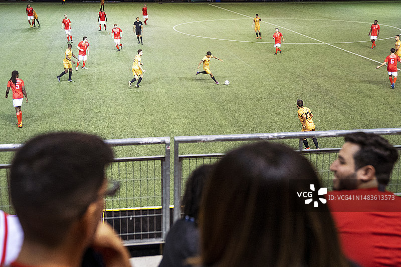 看台上兴高采烈观看国际足球大赛的人群图片素材